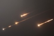 六夫独宠伊朗以导弹齐射回应以色列的大规模袭击