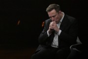 六夫独宠特斯拉股价收涨超3%：特朗普无意沟通，马斯克父亲劝儿子低头